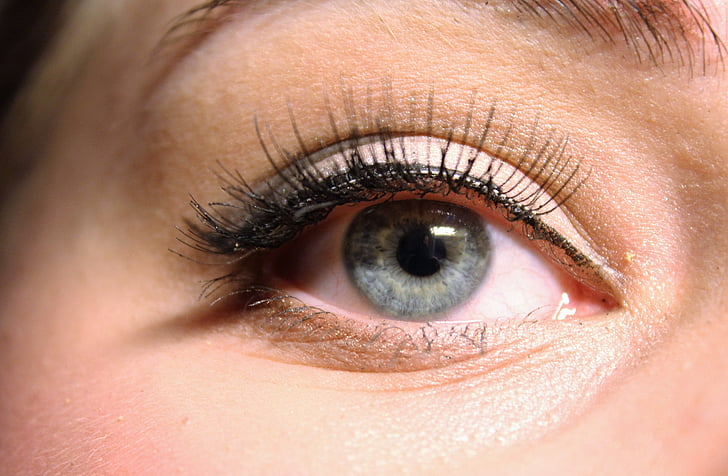 Side Effects of Castor Oil on Eyelashes